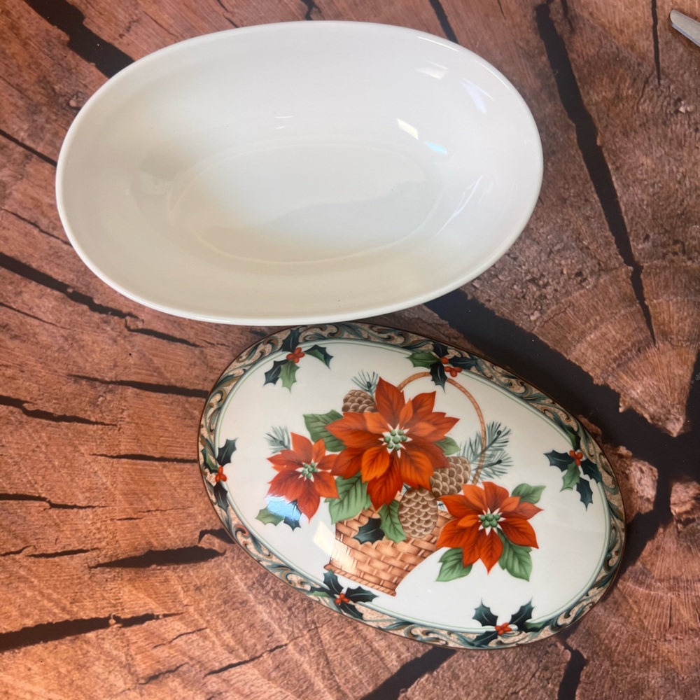 Mikasa Christmas Poinsettias Festive Floral‎ Oval Dish